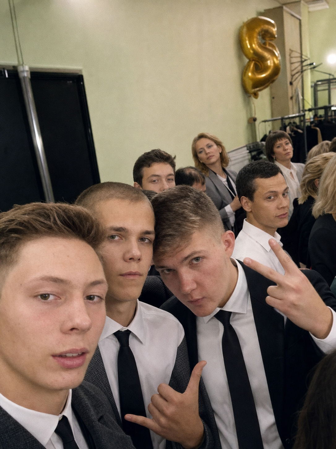 Группа друзей в редакционном образе backstage