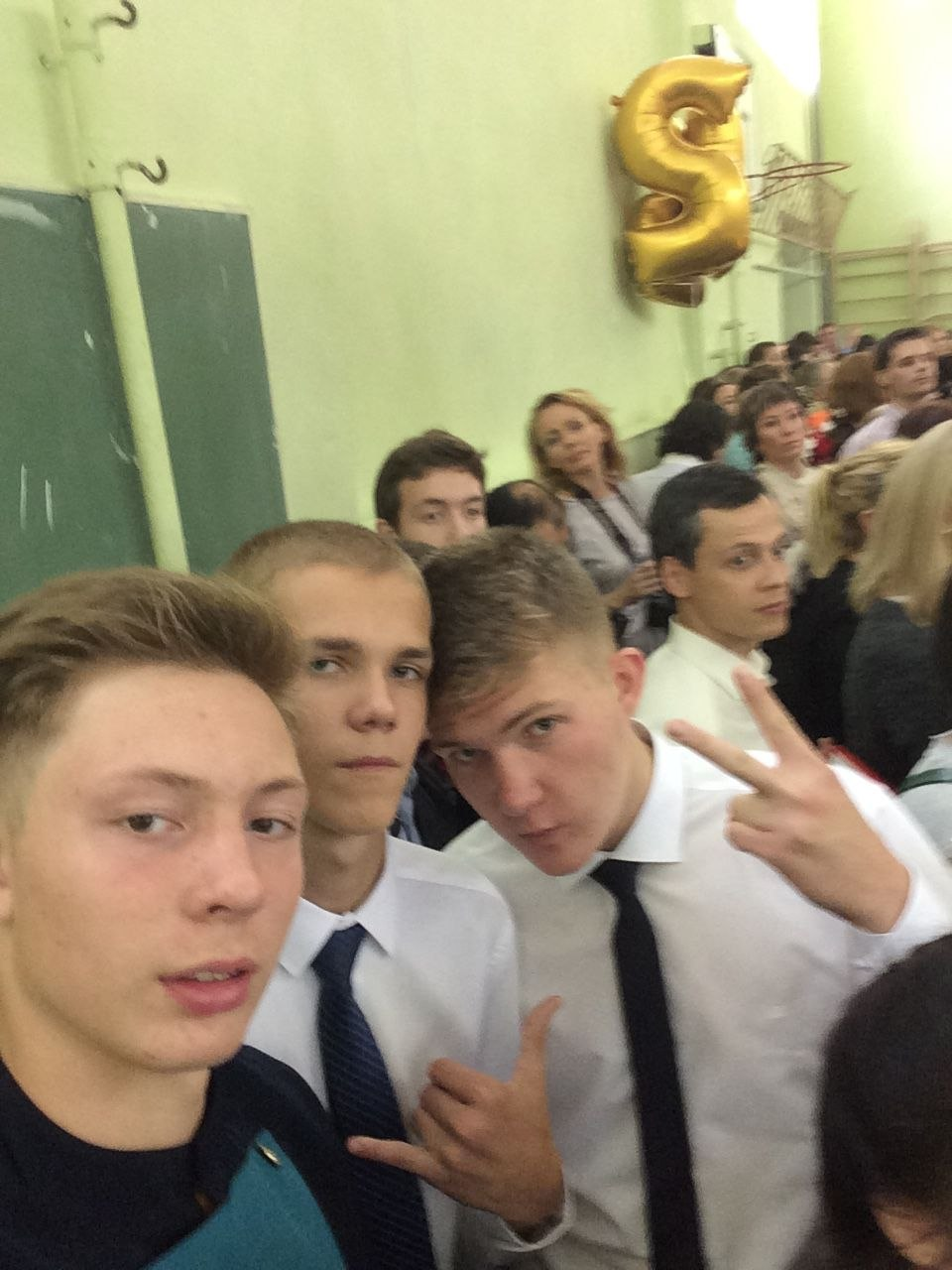 Группа друзей позирует на школьном мероприятии